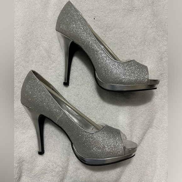 Women’s Rampage Gracee size 8m silver glitter heels! So pretty and shiny. - Picture 3 of 10